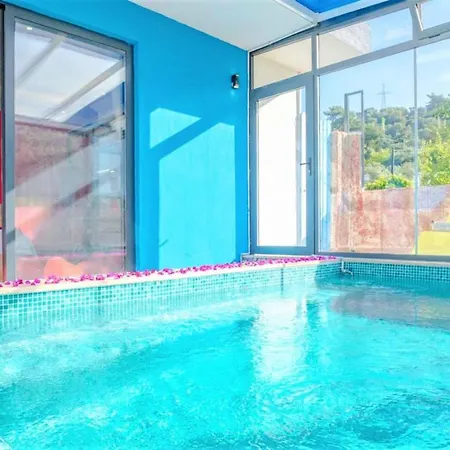 Modern With Private Pool And Jacuzzi In Kas ヴィラ
